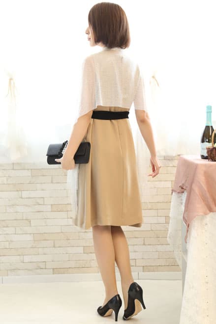 ベージュのウエストリボン付き前開き風レイヤードドレス