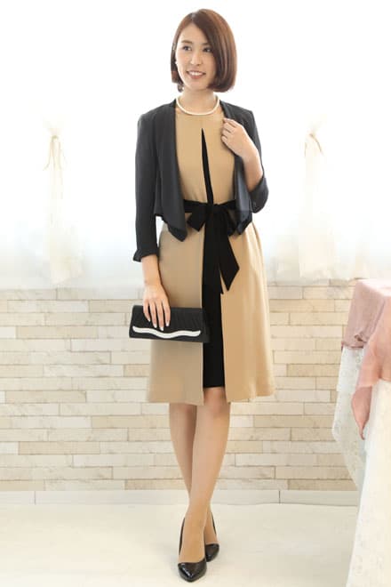 ベージュのウエストリボン付き前開き風レイヤードドレス