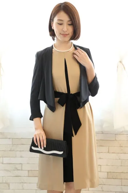 ベージュのウエストリボン付き前開き風レイヤードドレス