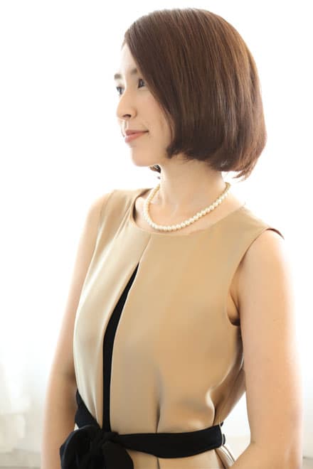 ベージュのウエストリボン付き前開き風レイヤードドレス