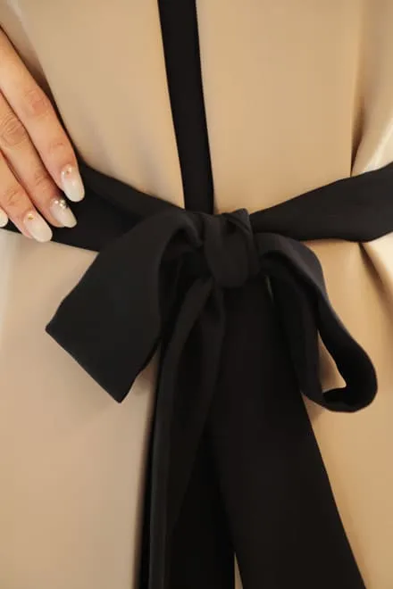 ベージュのウエストリボン付き前開き風レイヤードドレス