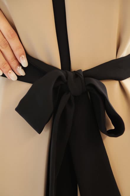 ベージュのウエストリボン付き前開き風レイヤードドレス