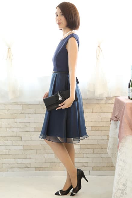 ネイビーのノースリーブオーガンジードレス