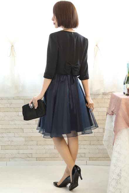 ネイビーのノースリーブオーガンジードレス