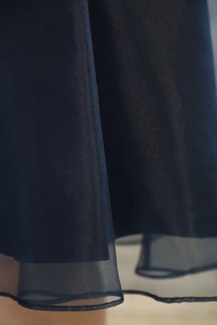 ネイビーのノースリーブオーガンジードレス