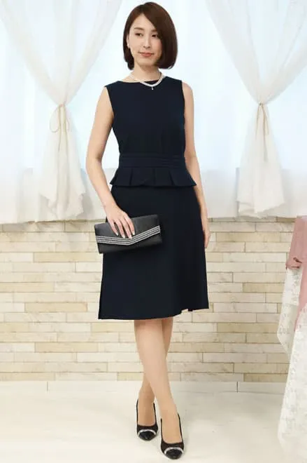 ネイビーのペプラムウエストリボン付きドレス