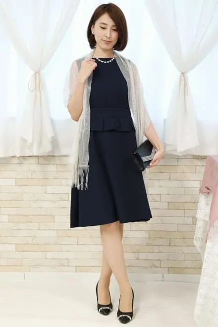 ネイビーのペプラムウエストリボン付きドレス