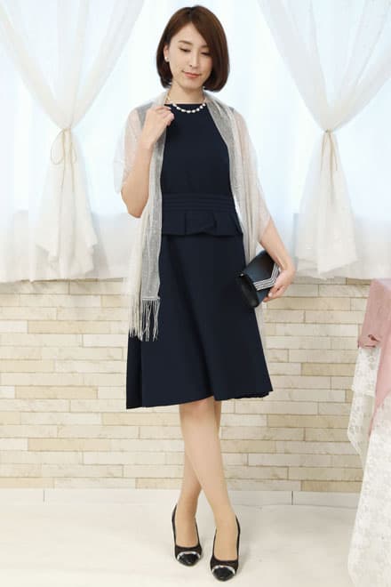 ネイビーのペプラムウエストリボン付きドレス