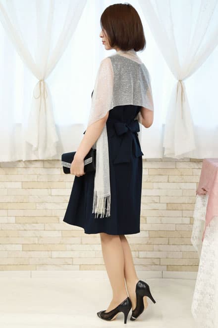 ネイビーのペプラムウエストリボン付きドレス