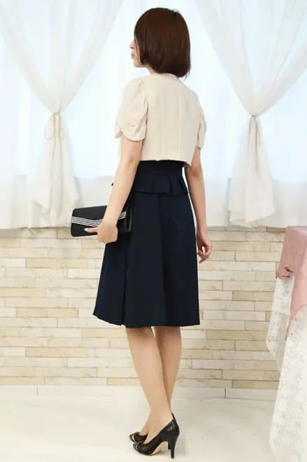 ネイビーのペプラムウエストリボン付きドレス