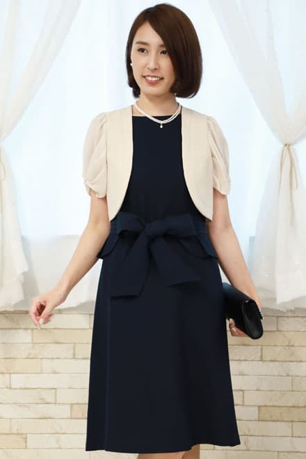 ネイビーのペプラムウエストリボン付きドレス