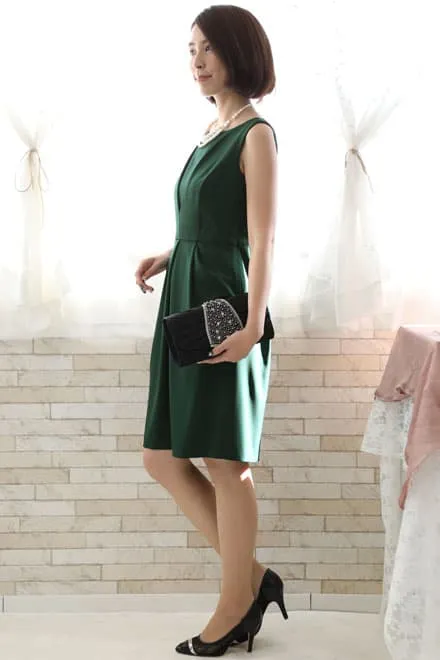 グリーンのタック入りノースリーブドレス