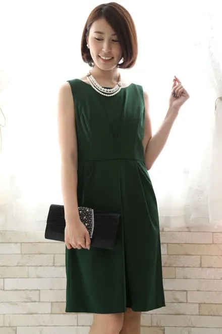 グリーンのタック入りノースリーブドレス