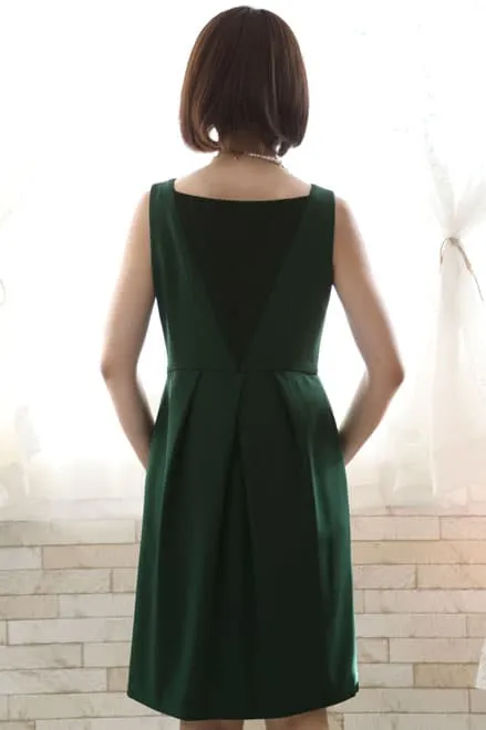 グリーンのタック入りノースリーブドレス