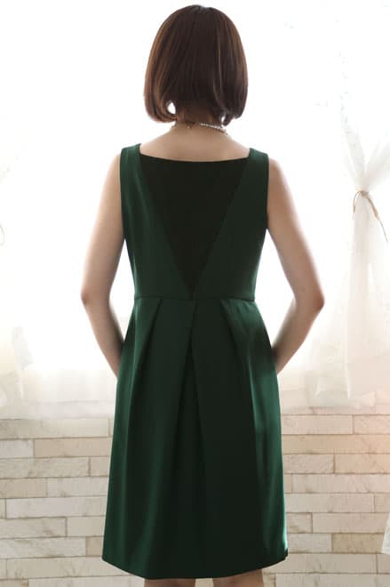 グリーンのタック入りノースリーブドレス