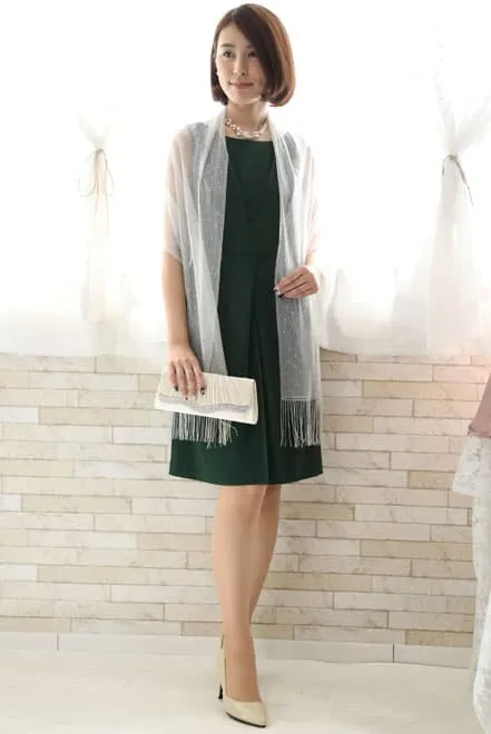 グリーンのタック入りノースリーブドレス