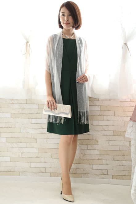 グリーンのタック入りノースリーブドレス