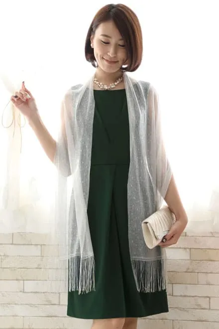 グリーンのタック入りノースリーブドレス