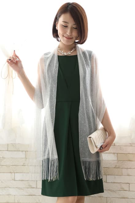 グリーンのタック入りノースリーブドレス