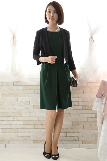 グリーンのタック入りノースリーブドレス