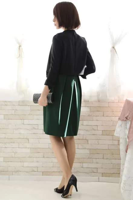 グリーンのタック入りノースリーブドレス