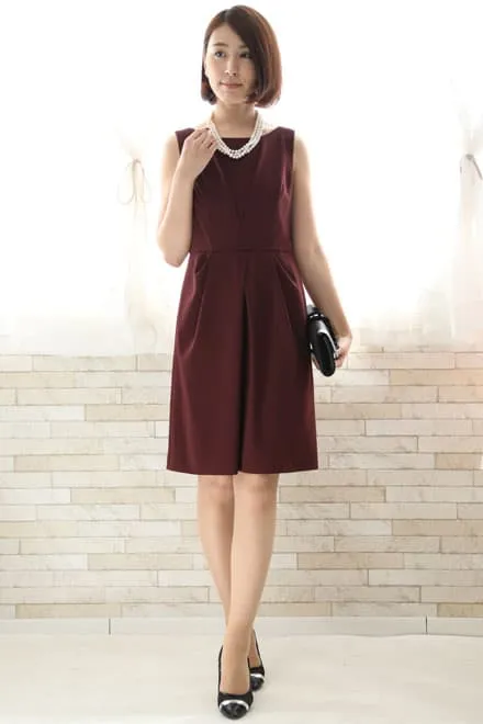 ワインレッドのタック入りノースリーブドレス