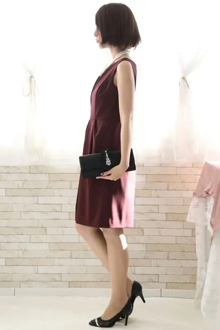 ワインレッドのタック入りノースリーブドレス