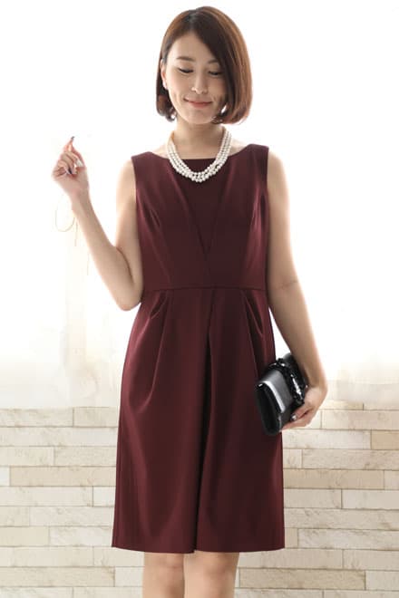 ワインレッドのタック入りノースリーブドレス