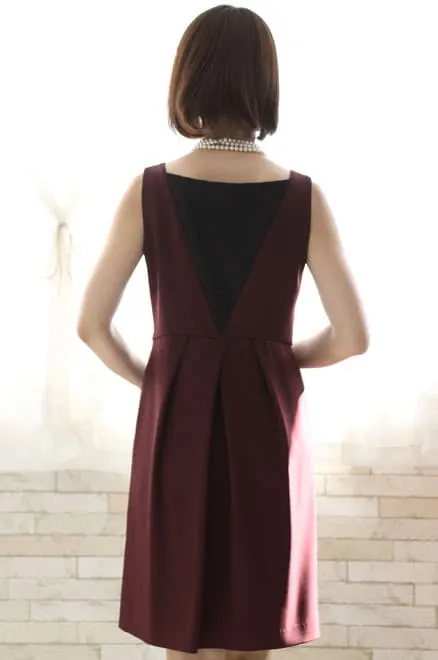 ワインレッドのタック入りノースリーブドレス