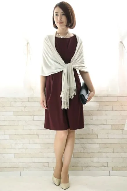 ワインレッドのタック入りノースリーブドレス