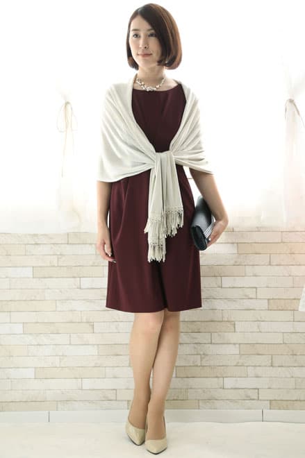 ワインレッドのタック入りノースリーブドレス