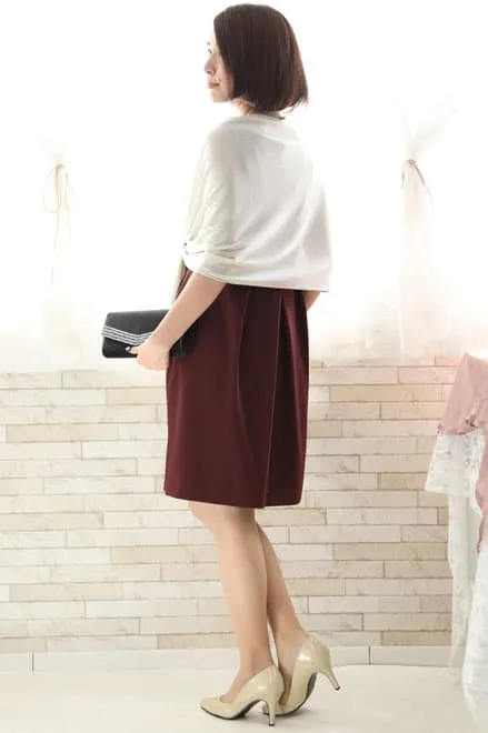 ワインレッドのタック入りノースリーブドレス