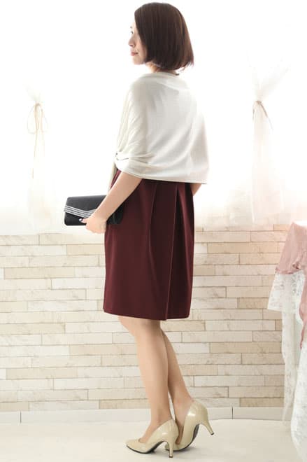 ワインレッドのタック入りノースリーブドレス