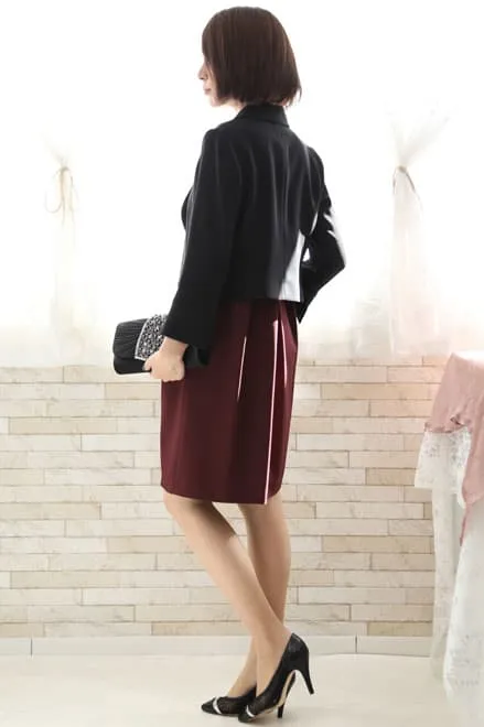 ワインレッドのタック入りノースリーブドレス