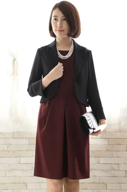 ワインレッドのタック入りノースリーブドレス