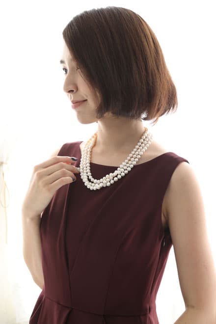 ワインレッドのタック入りノースリーブドレス