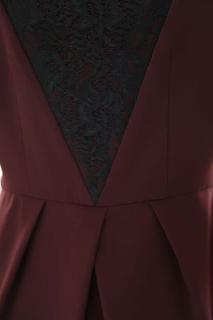 ワインレッドのタック入りノースリーブドレス