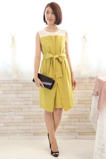 イエローのウエストリボン付きクロスタックドレス