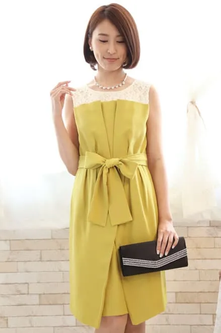 イエローのウエストリボン付きクロスタックドレス