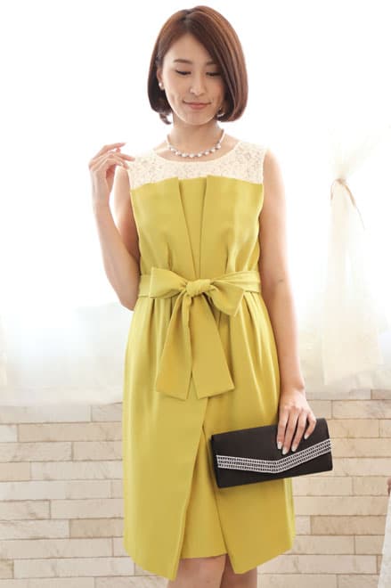 イエローのウエストリボン付きクロスタックドレス