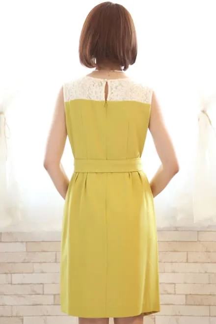 イエローのウエストリボン付きクロスタックドレス