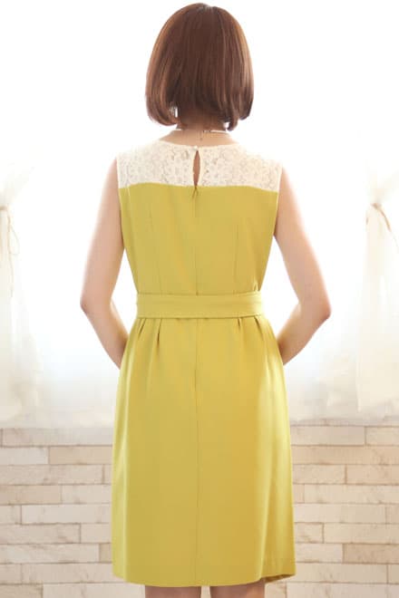イエローのウエストリボン付きクロスタックドレス