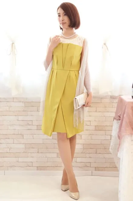 イエローのウエストリボン付きクロスタックドレス