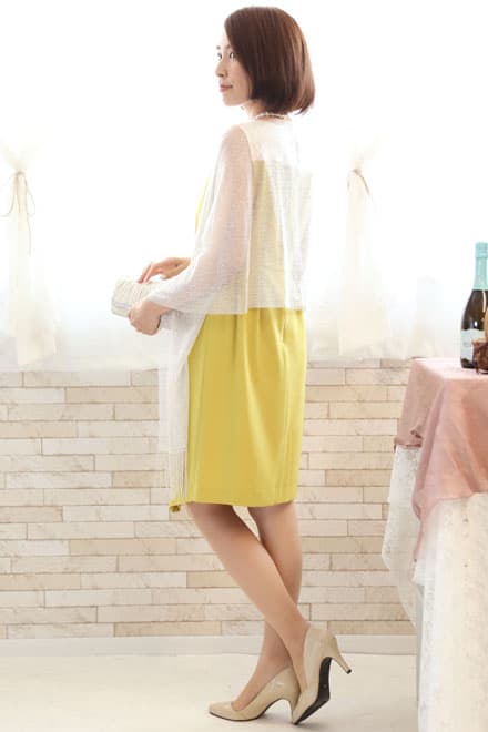 イエローのウエストリボン付きクロスタックドレス
