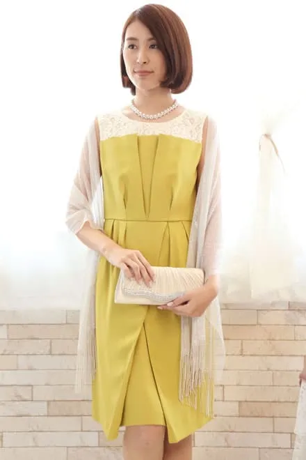 イエローのウエストリボン付きクロスタックドレス