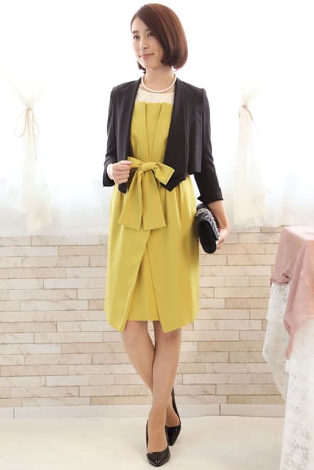 イエローのウエストリボン付きクロスタックドレス