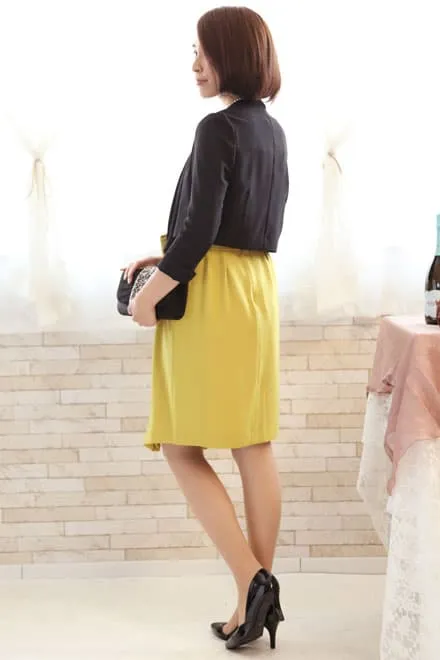 イエローのウエストリボン付きクロスタックドレス