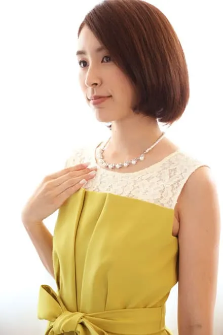 イエローのウエストリボン付きクロスタックドレス
