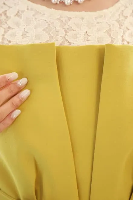 イエローのウエストリボン付きクロスタックドレス