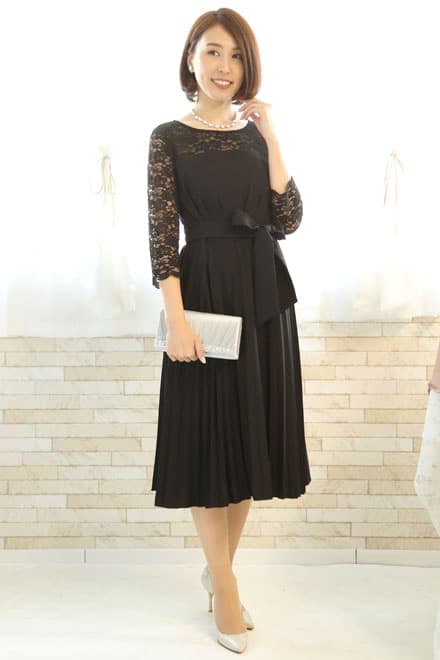 ブラックの長袖レースプリーツドレス